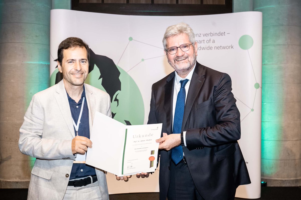 I am deeply honored to receive the Humboldt Award (@AvHStiftung ). It is very special to be recognized by my peers for my research work. It is really humbling to receive the award in the presence of so many leaders, really giants, of our profession. Thanks @UniBonn for hosting me