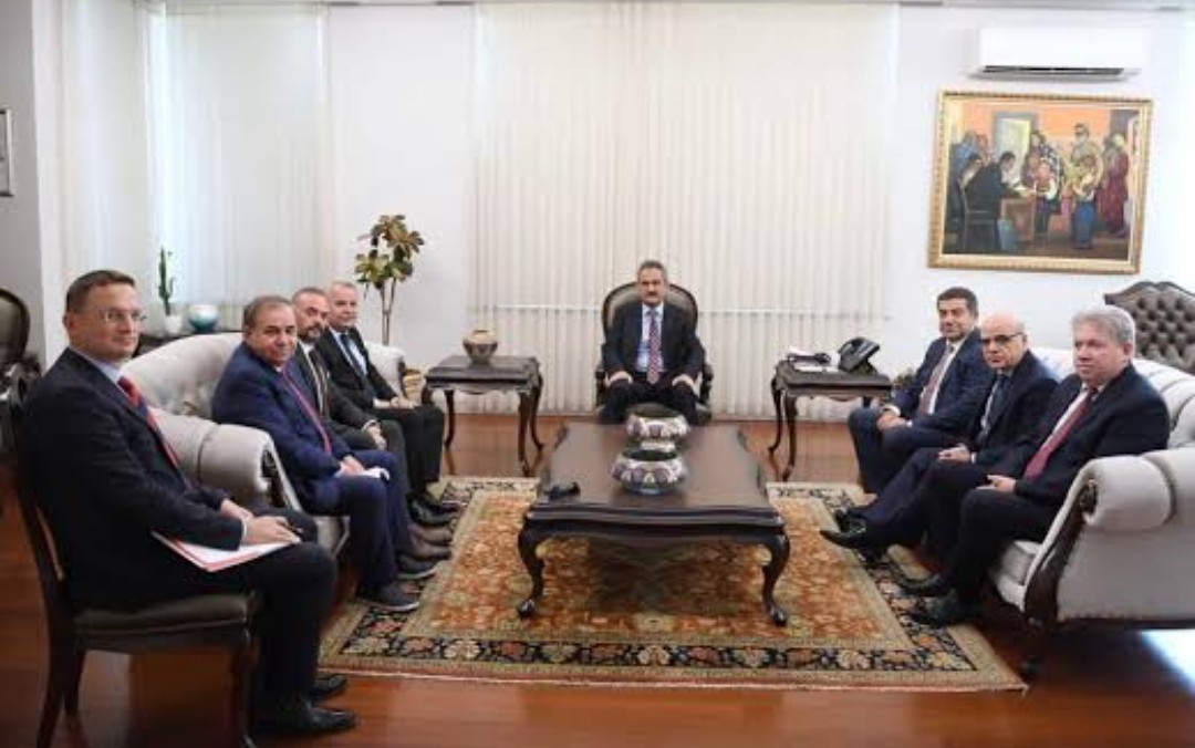 Sulusepken246's tweet photo. ⁉️ Başarısız (!) öğretmenlerin çalıştığı kurumların patronlar selefiniz @tcmeb bakanı tarafından ağırladığı fotoğraf aşağıda. Başarısız (!) insanları çalıştıran başarılı iş insanlarını devlet kurumunda ağırlamak ne demek? @Yusuf__Tekin #BizKiminÖğretmeniyiz https://t.co/tFy4jNPb7t