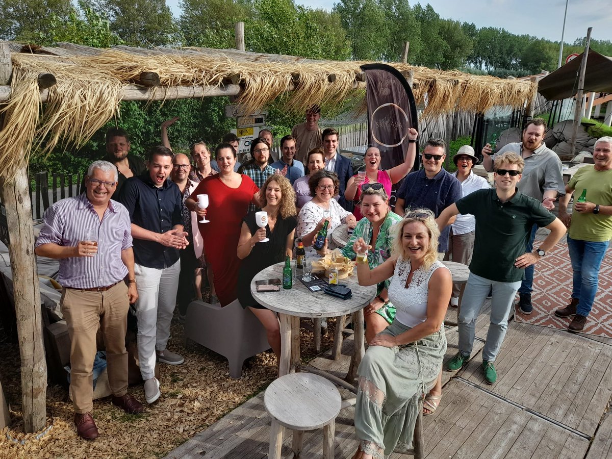 Deze club mensen 💚

Vanuit Alphen aan den Rijn, Boskoop, Leiden, Leidschendam-Voorburg, Papendrecht, Utrecht, Boskoop, Nederweert en Zwolle: allemaal enthousiaste CDA'ers! De zomer is ingeluid, de sfeer zit er goed in.

#TeamCDA #CDADertigers #CDAZomerborrel