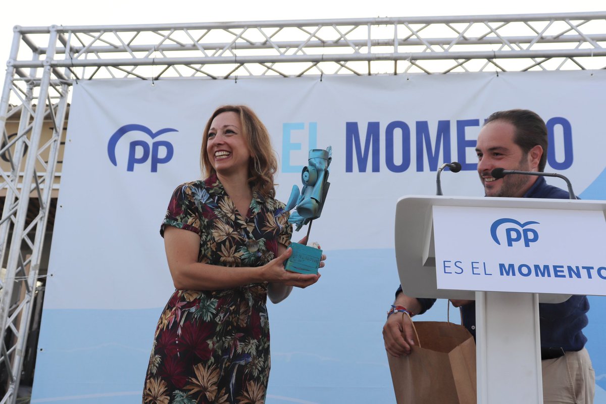 PPMalaga's tweet photo. Navarro: “Sólo el PP puede revertir el daño que ha hecho el sanchismo a la Costa del Sol tras cinco años de abandono”
• La presidenta provincial recuerda en Manilva que los socialistas “no han invertido en movilidad, ni en agua ni en playas”
• Denuncia el “desprecio” de Sánchez al turismo, actividad que genera cada año en la Costa del Sol ingresos superiores a 14.000 millones de euros y de la que viven 117.000 familias y 14.000 empresas
• “Manilva eligió el tren del progreso y de la mano de Feijóo se convertirá en un referente de la Costa del Sol”, afirma

#EntreTodos #MálagaEntreTodos #partidopopular #Málaga #EsElMomento #VeranoAzul