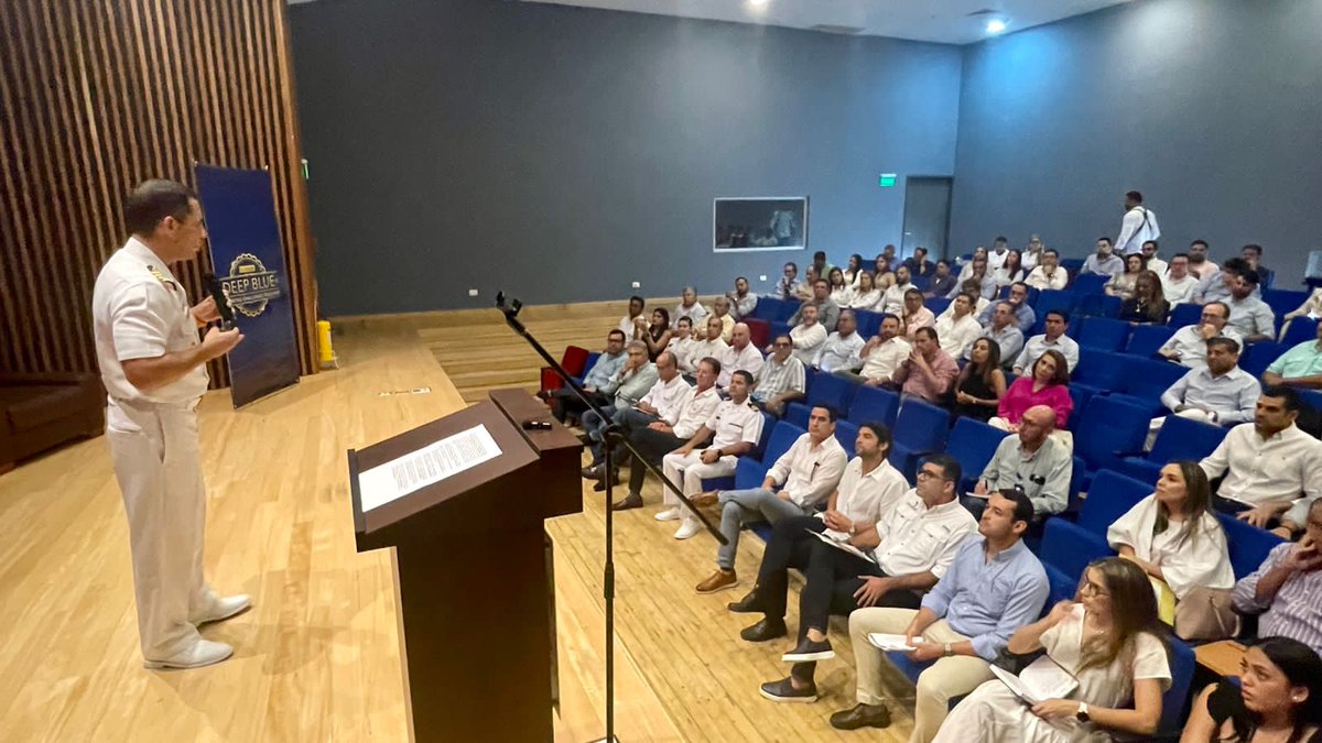 Dimarcolombia's tweet photo. #DesdeLasRegiones 📍| En el marco del “conversatorio sobre el canal de acceso al puerto de #Barranquilla”, el Capitán de Puerto de la jurisdicción, expuso el trabajo que se viene realizando para garantizar las condiciones actuales del mismo. 🛳️ 🧵 https://t.co/fhyyBweyfh