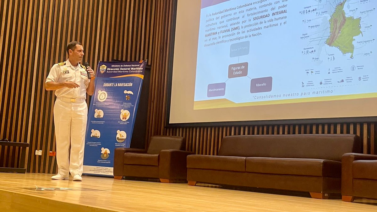 Dimarcolombia's tweet photo. #DesdeLasRegiones 📍| En el marco del “conversatorio sobre el canal de acceso al puerto de #Barranquilla”, el Capitán de Puerto de la jurisdicción, expuso el trabajo que se viene realizando para garantizar las condiciones actuales del mismo. 🛳️ 🧵 https://t.co/fhyyBweyfh