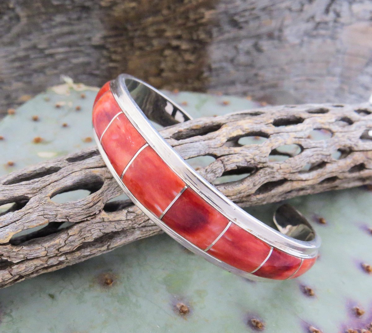 KokopelliTrade's tweet photo. Add a pop of color to your style! #etsy #etsyshop #etsyjewelry 
SAVE HERE:🌺 https://t.co/LRdPZyyUT9 🌺
#spinyoyster #cuffbracelet #inlaybracelet #nativeamericanjewelry #navajobracelet #southwesternbracelet #orangejewelry https://t.co/jCjbL1jNUe