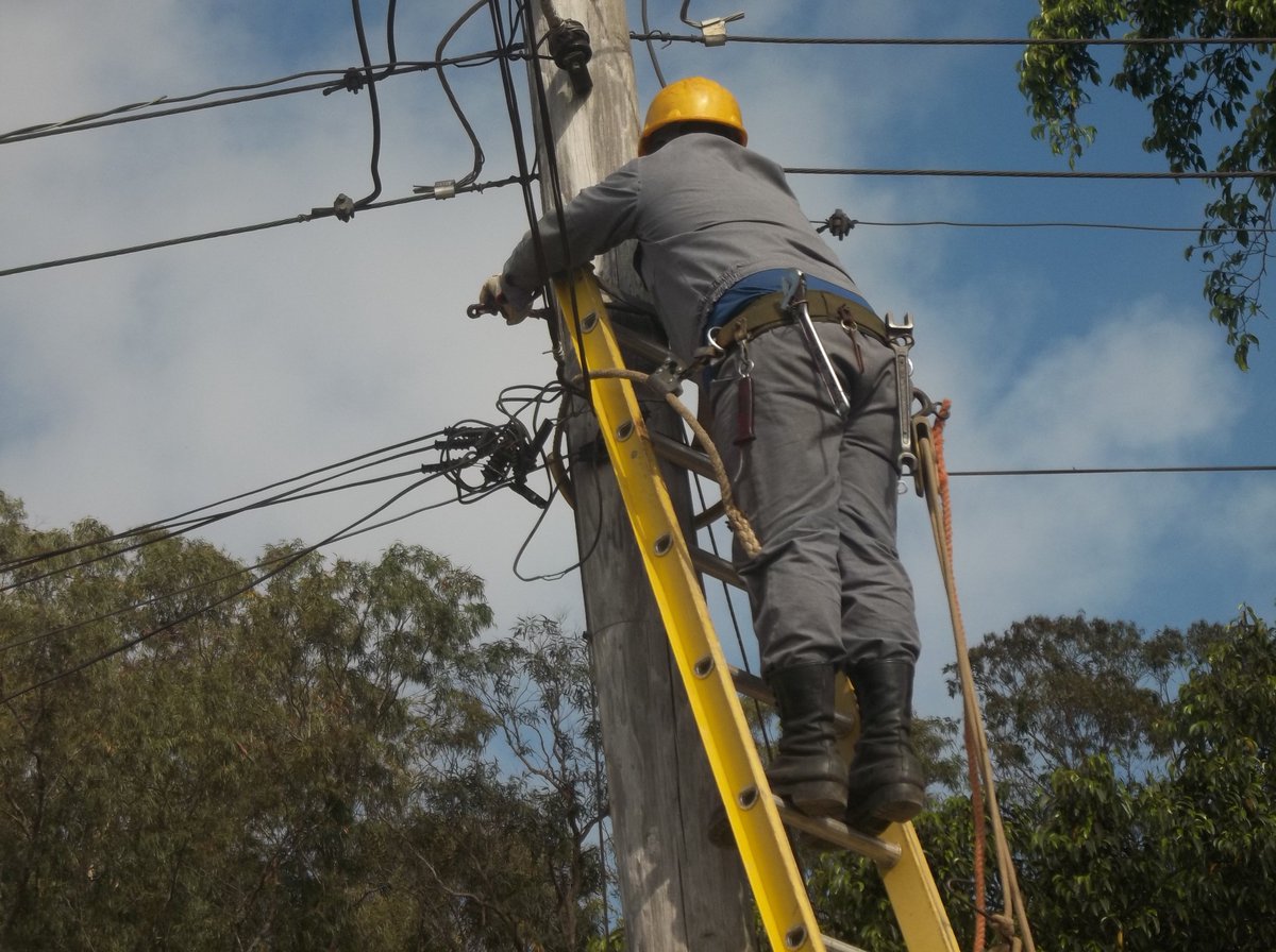 Los trabajadores eléctricos siempre en la primera línea de combate saludando el 10mo Aniversario de nuestro Sindicato Nacional de Energía y Minas. #LoquenosUNEcompromiso, #PorCubaProductivosYEficientes