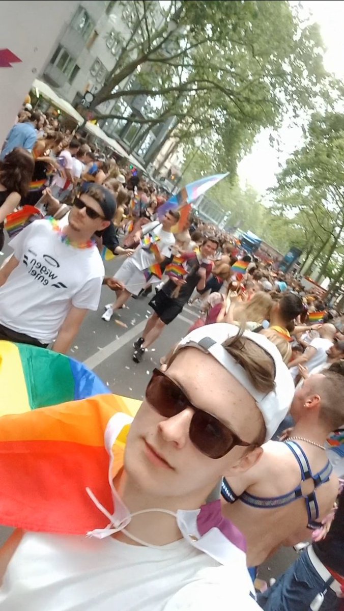 Lassevtbg's tweet image. In diesem Outfit sah ich aus, als wäre ich der jüngste Parteivorsitzende Deutschlands. 

Wie an jedem anderen Tag auch also.

#colognepride