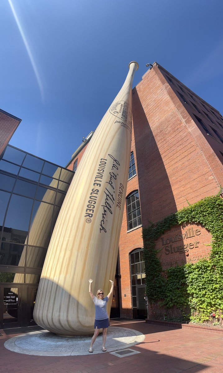 Louisville Slugger largest bat in the world. Doing big things with my #DSEP fam during the #DoveSelfEsteemProject 2023 retreat. #dovepartner  @Cairnguidance @dove