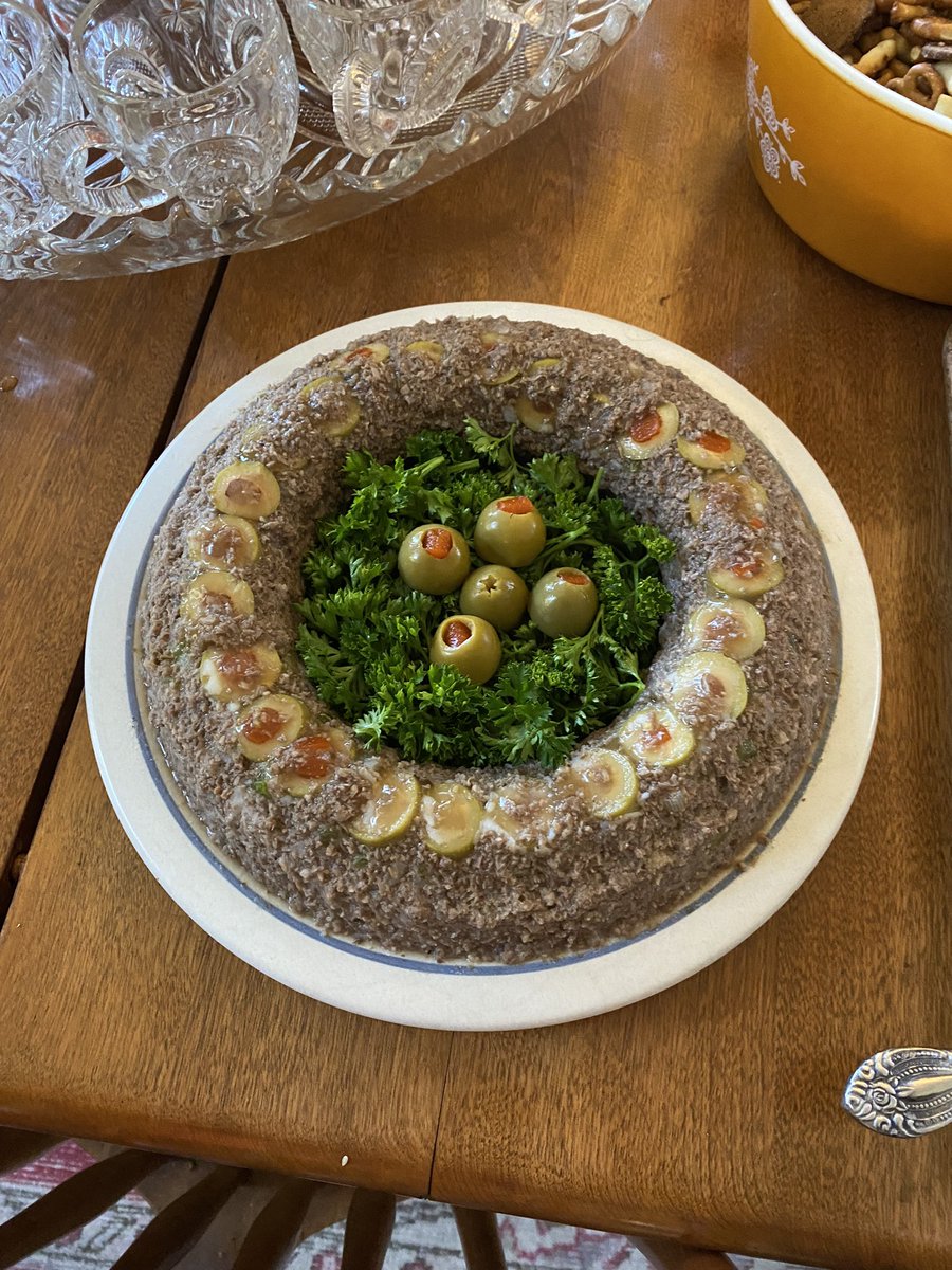 vann00b's tweet photo. babe what’s wrong? you haven’t touched your molded jellied beef ring from the critically acclaimed 1959 ‘Country Cookbook’ by Farm Journal https://t.co/eGcfRhp7sV