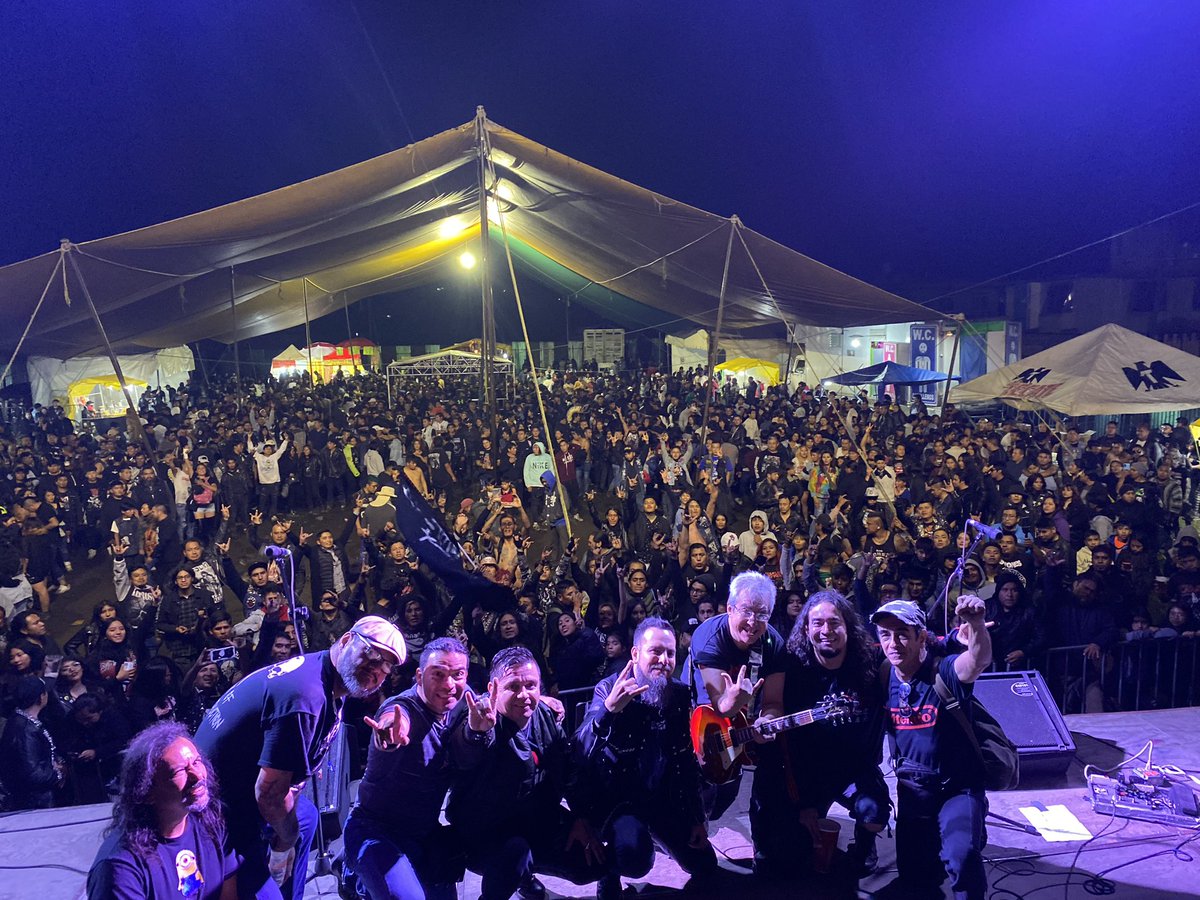 BAMBAMRECORDS's tweet photo. Continuamos recorriendo kilómetros con el tour de GARROFFITI con mucho rock and roll y muchas ganas de saludar a nuestr@s amig@s!!!

Foto tomada por el Chupon en el concierto de San Pablo Autopan, Toluca. 

#garroffiti #garrobos #Graffiti3X #bambamrecords #tocadaschingonas https://t.co/iE4V4ooNoQ
