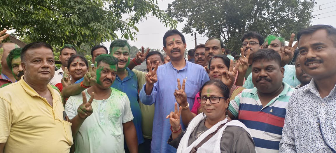 RajibBanerjeeWB's tweet photo. আলিপুরদুয়ার জেলার ফালাকাটা গণনা কেন্দ্রের বাইরে। https://t.co/YRQiAuI4ve