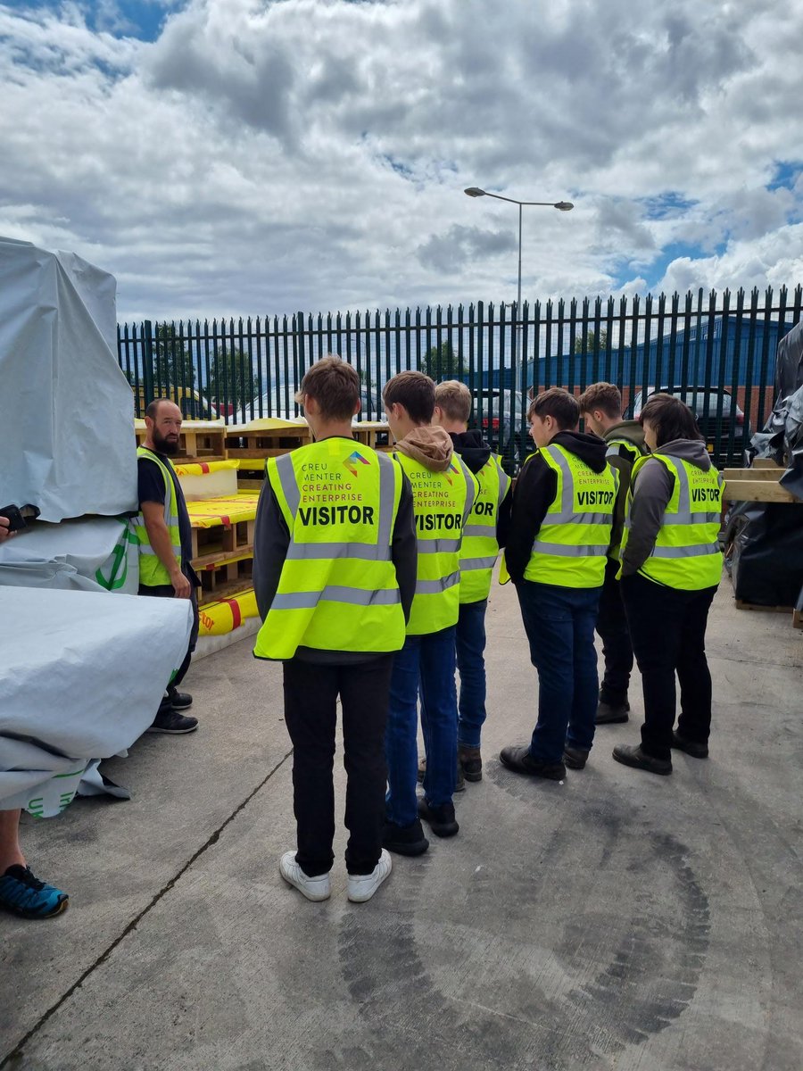 CreatingE's tweet image. Last week, we invited a group of students from Ysgol Dyffryn Conwy in Llanrwst to our Modular Solutions factory in Rhyl!

This week, it&apos;s time for some of our factory operatives to return to school as they visit Ysgol Dyffryn Conwy to discuss opportunities in the industry.