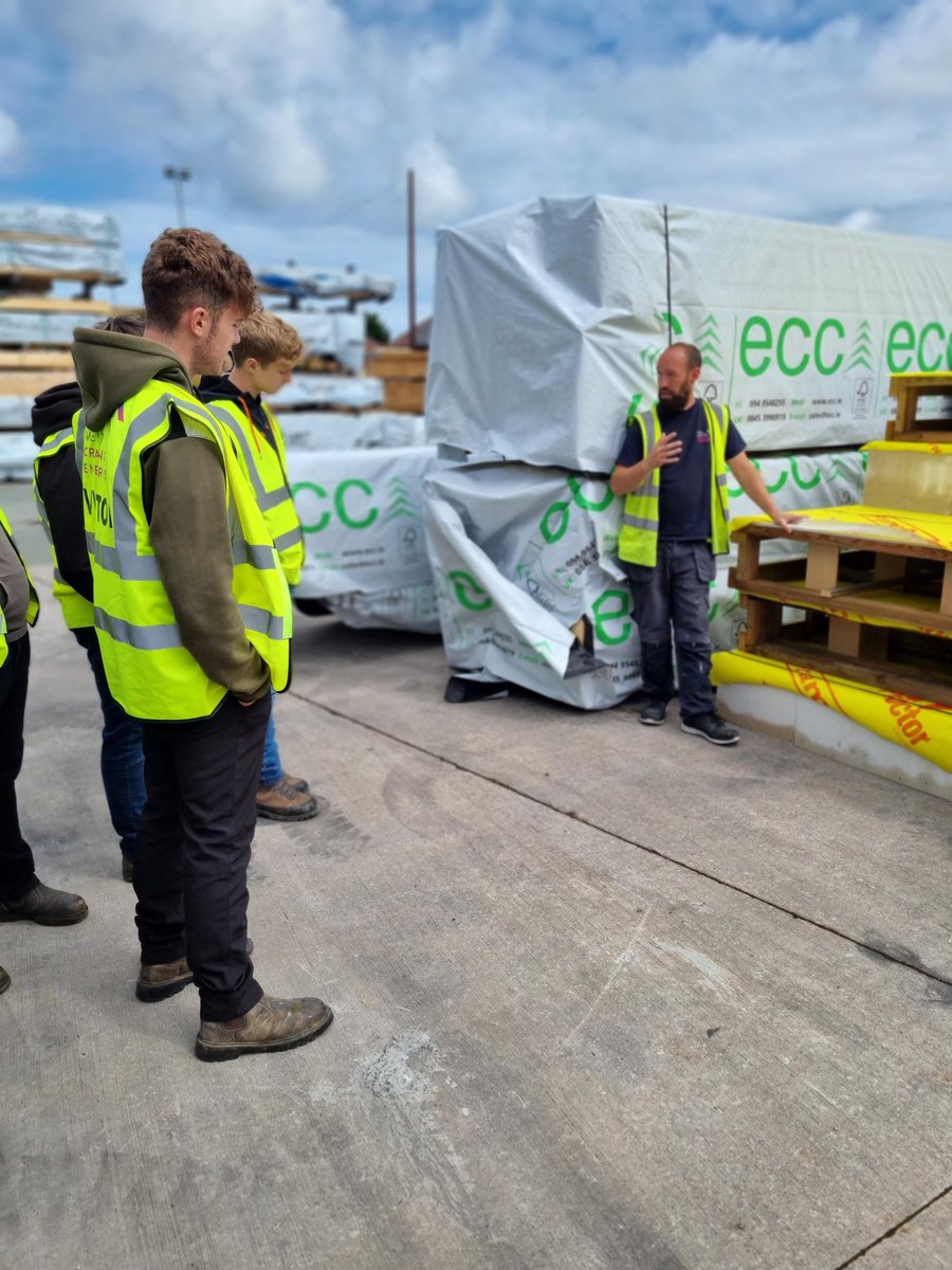 CreatingE's tweet image. Last week, we invited a group of students from Ysgol Dyffryn Conwy in Llanrwst to our Modular Solutions factory in Rhyl!

This week, it&apos;s time for some of our factory operatives to return to school as they visit Ysgol Dyffryn Conwy to discuss opportunities in the industry.