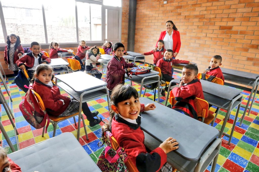 RamiroBarraganA's tweet photo. Iniciamos el día con la alegría de nuestros niños y niñas de Santa Rosa de Viterbo. ¡Hoy regresan a clases y estrenan aulas nuevas!

Sé lo que estos pequeñitos de la I. E. Casilda Zafra y toda la comunidad han esperado por estas obras.

Las recibimos parcialmente, son siete aulas escolares que desde @GobBoyaca dotamos completamente.

No vamos a descansar ni un segundo hasta que el contratista del @FondoFFIE entregue las obras en su totalidad y cuanto antes. Es un compromiso.