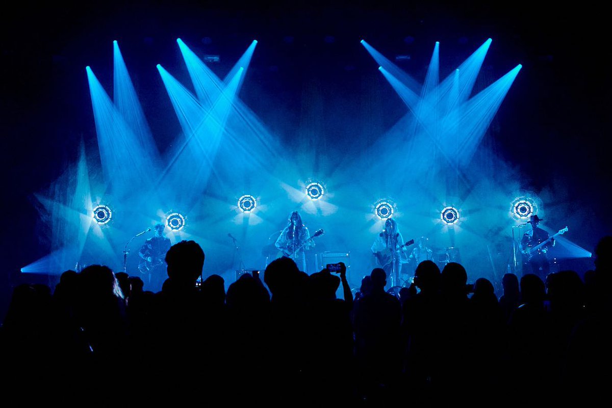 MinuitUneFr's tweet photo. Marc Janowitz &amp; Jacob Wesson, two incredible lighting designers, have truly outdone themselves at the recent Aly &amp; Aj concert. With only 7 IVL Photon, they created endless looks and unforgettable memories for audience. [...] 

Provided by: @pulse_lighting
Credit: @e26design https://t.co/R6VlzWiQHf