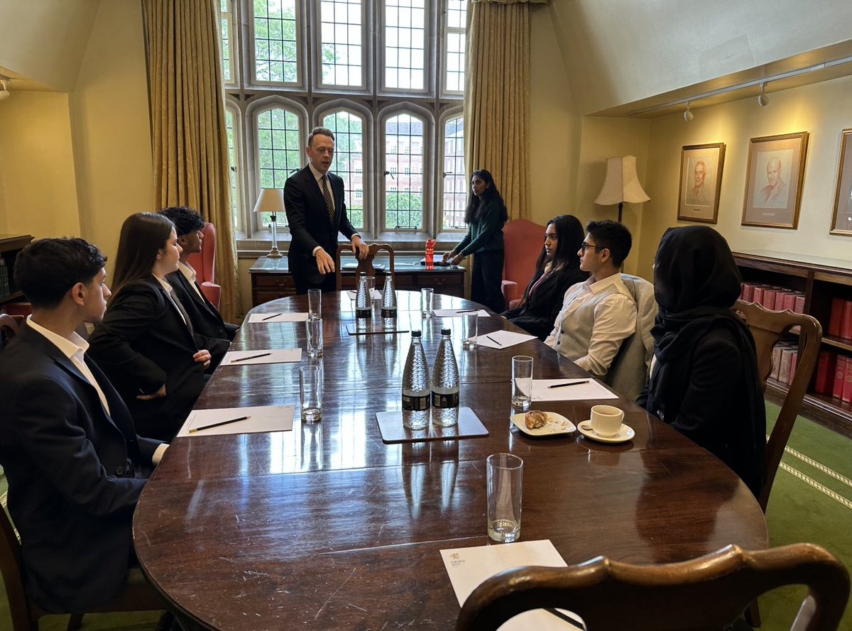 tauheedulboys's tweet photo. A remarkable experience at the Gray’s Inn residential concluded with impressive performances and persuasive rhetoric in the final debate. Thank you for the unparalleled opportunity @Mouhssin_Ismail. Nurturing Today’s Young People, Inspiring Tomorrow’s Leaders! #TB6 https://t.co/MwfQp273fV
