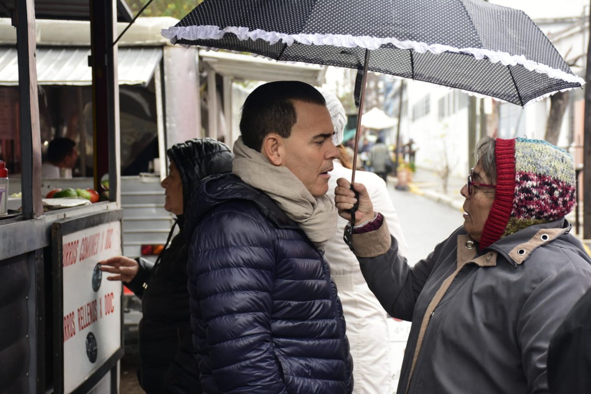 marcerodio's tweet photo. ¡Al mal tiempo, buena cara! 😄 🌧

Recorrimos la feria del Paseo Cuciuffo de B° San Martín y conversamos con los vecinos sobre la importancia de que nuestro gobernador electo @MartinLlaryora y @PasseriniOk sigan trabajando en conjunto.

Además.. comimos los mejores churros! 🙌 https://t.co/GL4lwNbuW2