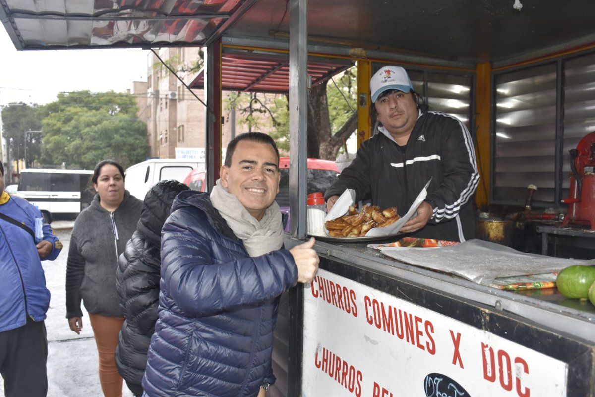 marcerodio's tweet photo. ¡Al mal tiempo, buena cara! 😄 🌧

Recorrimos la feria del Paseo Cuciuffo de B° San Martín y conversamos con los vecinos sobre la importancia de que nuestro gobernador electo @MartinLlaryora y @PasseriniOk sigan trabajando en conjunto.

Además.. comimos los mejores churros! 🙌 https://t.co/GL4lwNbuW2