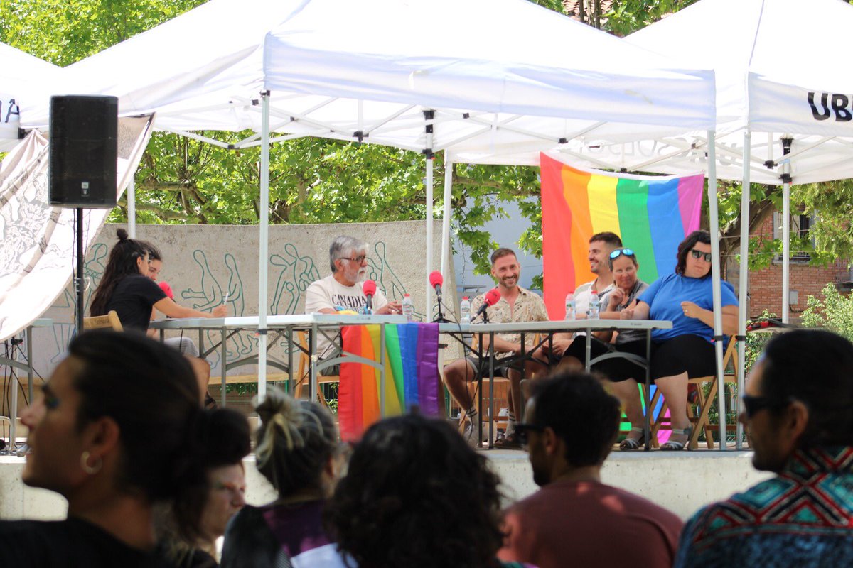 🌈L'1 de juliol vam fer el podcast en directe a la plaça del Camp de Solsona, dins dels actes del Dia per l'alliberament LGBTIQ+ al Solsonès

Vam conduïr-hi una taula rodona d'experiències #LGBT al Solsonès

Escolta'ns 📻 open.spotify.com/episode/0Jdp1l…