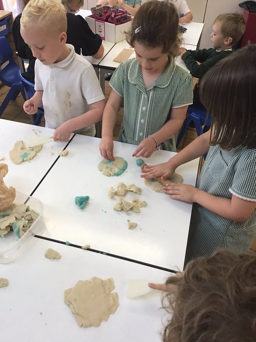 ashclasshh's tweet photo. This week we are travelling to different countries. We have been finding out about different food and important places. On Monday we traveled to France and today we have been to Italy. I wonder where we will go next….✈️ https://t.co/MkvBy0Tbmy