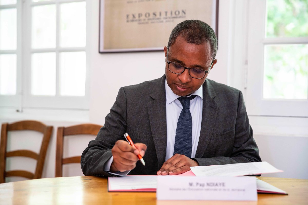 FestivalAvignon's tweet photo. 📝 CONVENTION ÉDUCATION NATIONALE X FESTIVAL D'AVIGNON
Pap Ndiaye, Ministre de l’Éducation nationale et de la Jeunesse, a signé une convention avec Tiago Rodrigues, soutenant l'éducation artistique et culturel et la valorisation du patrimoine immatériel d'Avignon. https://t.co/YdUgf0uwWk