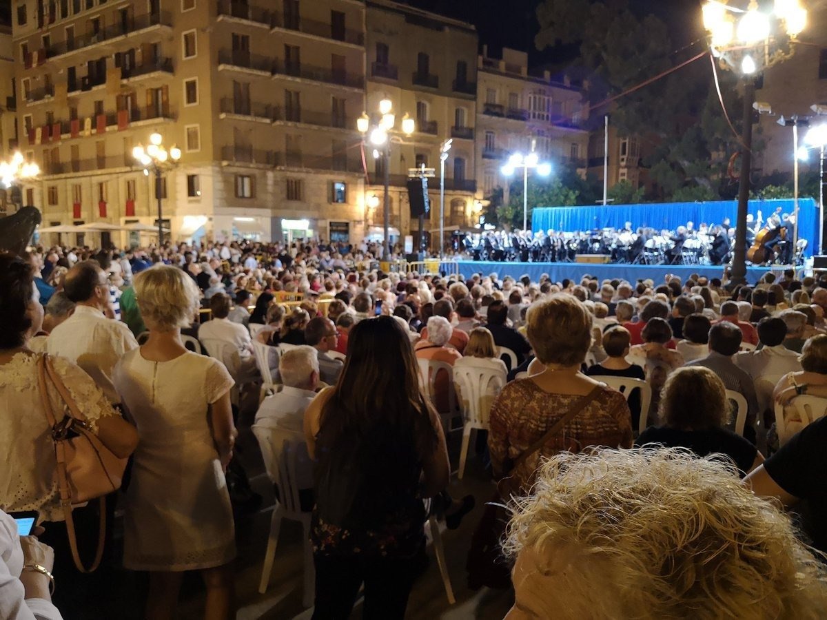 AjuntamentVLC's tweet image. 🎼Continuen els concerts previs al 135é Certamen de Bandes de Música Ciutat de #València #CIBM al #PlaDelRemei i #CiutatVella.
🎺20 h. Banda Juvenil @CAMMoncada. 📍 @MercadoColonVLC.
🎷22.30 h. Banda Juvenil Lira Castellonera. 📍 Pl. Mare de Déu. 
▶️ bit.ly/3p4xymn.
