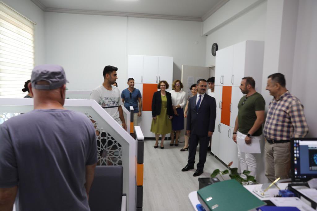 CanakkaleNVM's tweet photo. Sayın Valimiz İlhami AKTAŞ, 11 Temmuz Dünya Nüfus Günü dolayısıyla personelimizin gününü kutladı ve başarılar diledi.@TCNufus @CanakkaleGovTr @sefikaygol @Ahmetgo96139384 https://t.co/KqpmDwHovU