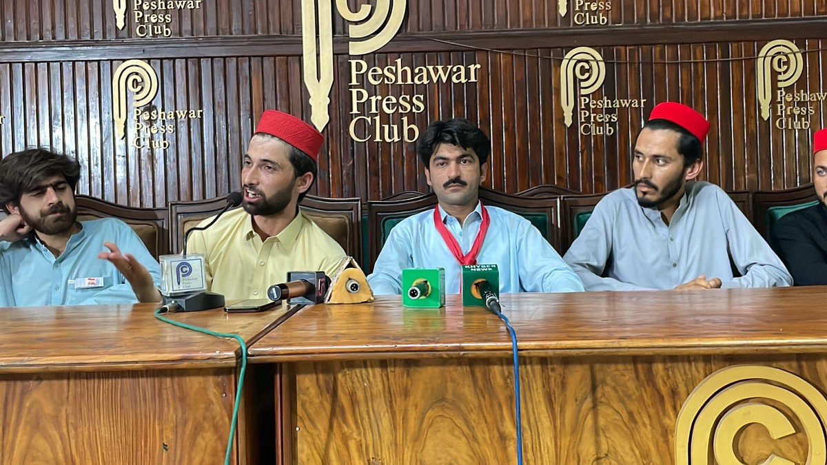 NomanSherpsf's tweet photo. پختون سٹوڈنٹس فیڈریشن پختونخوا کے جنرل سیکرٹری نعمان شیر، صوبائی الیکشن و آرگنائزنگ کمیٹی کے چیئرمین منصور زیب، جنرل سیکرٹری حسام شاہ یوسفزئی اور دیگر ذمہ داران ہائیر ایجوکیشن کمیشن ترمیمی بل 2023 کے خلاف پشاور پریس کلب میں پریس کانفرنس کررہے ہیں۔
#PSF | #HECAmendmentBillRejected https://t.co/iNaDhQvp8G