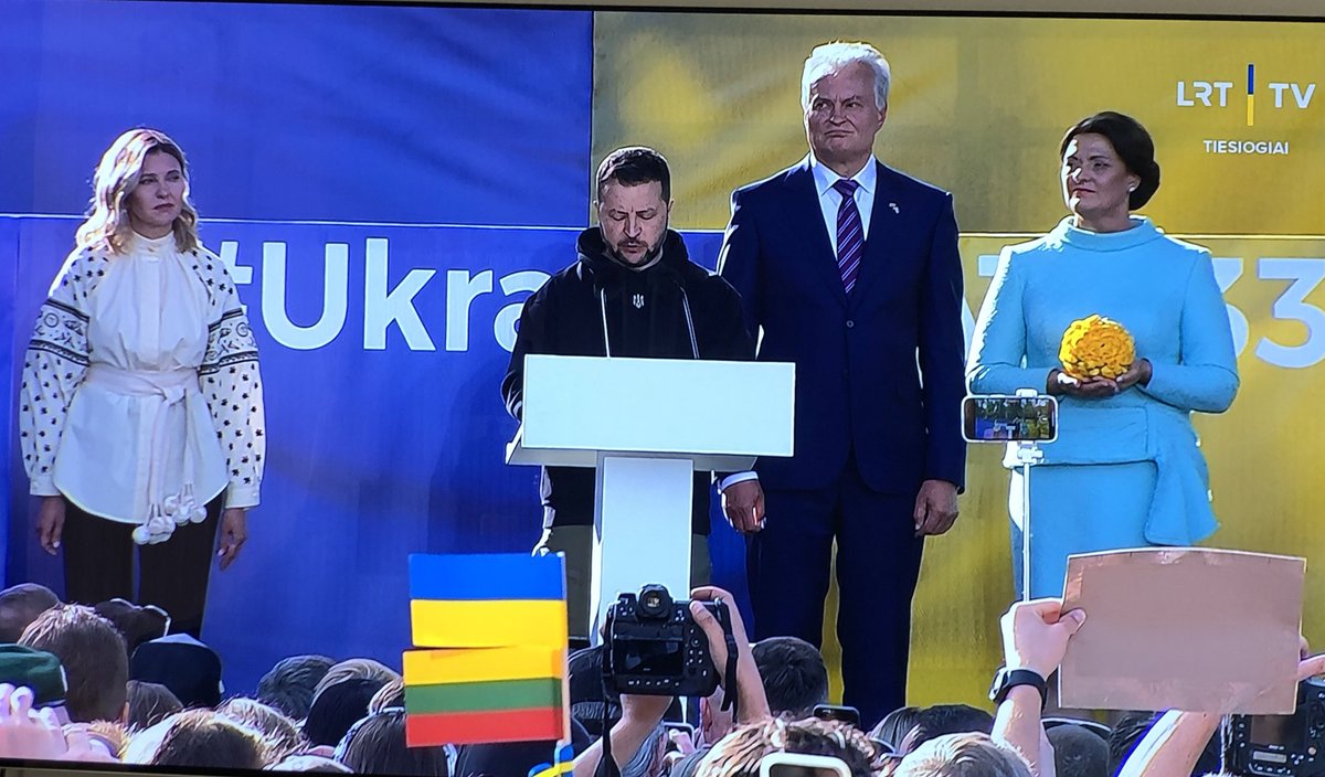 RKacinskas's tweet photo. A true leader of the free world speaks in #Vilnius, #Lithuania to thousands of people gathered in support of #Ukraine's #NATO membership bid.

#NATOSummit #Zelensky #WeAreNATO https://t.co/HWqN35n1Su