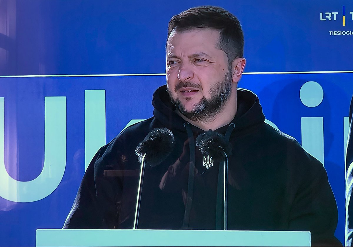 RKacinskas's tweet photo. A true leader of the free world speaks in #Vilnius, #Lithuania to thousands of people gathered in support of #Ukraine's #NATO membership bid.

#NATOSummit #Zelensky #WeAreNATO https://t.co/HWqN35n1Su