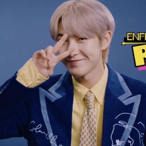 renjunthelight's tweet photo. renjun’s outfit for the bandina pob is from enfp renjun’s wardrobe 🤣💛💙 https://t.co/xjuCfA8UdP