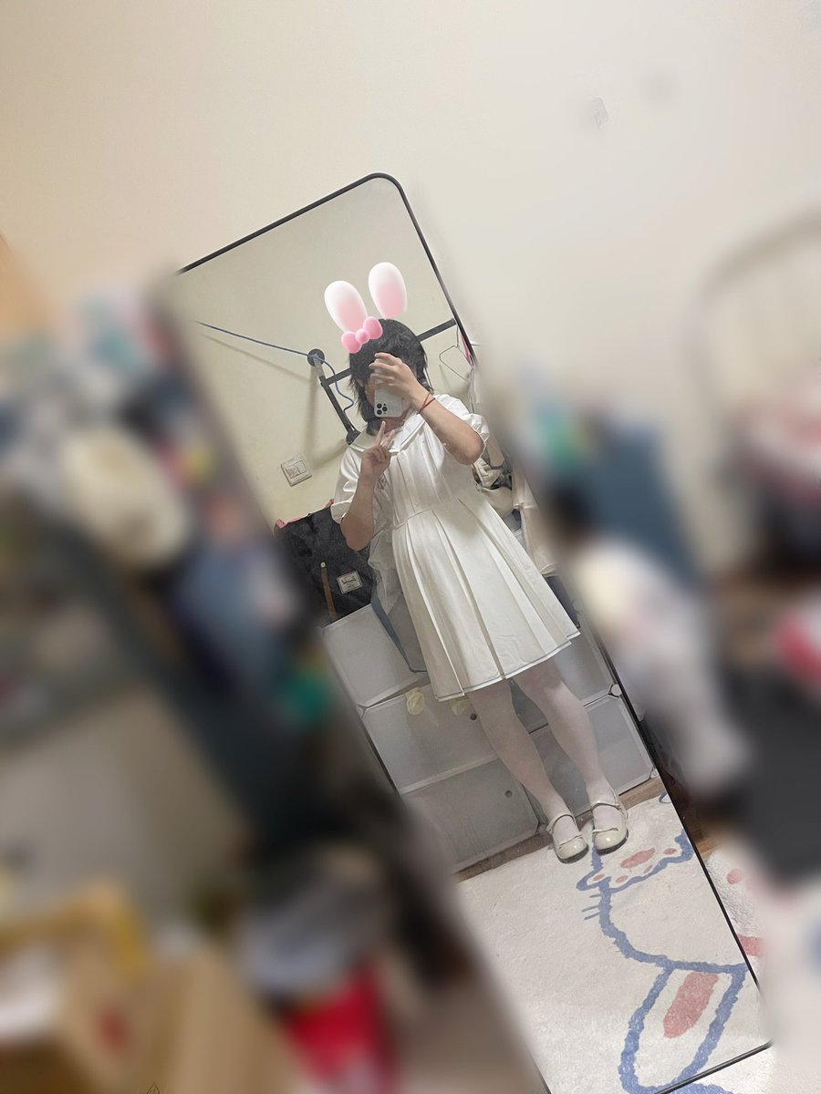 Blueqinghua's tweet photo. 夏天除了炎热，还有让人凉爽的雪糕呀🍦！
#日常生活 #白丝 #日常穿搭 https://t.co/lFhKvpxsZt