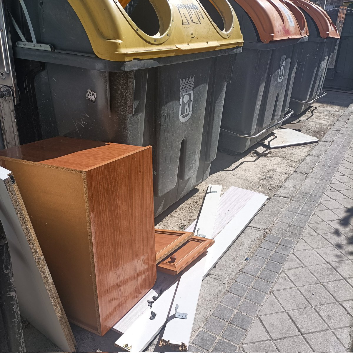silvia77022111's tweet photo. @Lineamadrid buenas tardes calle cañete a la altura del 16 pueden venir a limpiarlo? Gracias https://t.co/7ca6c0lH8k