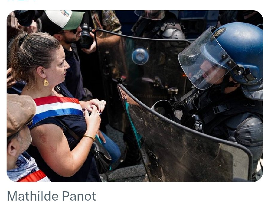 MiAldon's tweet photo. "Il est facile de parler dans un fauteuil rouge, il est plus compliqué d'aller voir les policiers bien en face"
Est-ce comme ça "bien en face" @GDarmanin ?
🙏 @MathildePanot #MarcheAdama https://t.co/hUGCRpMEtk