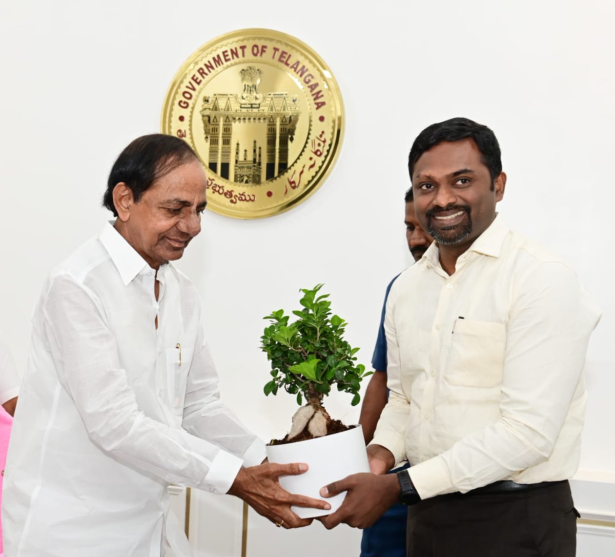 <a href="/GHMCOnline/">GHMC</a> కమిషనర్ గా పదవీ బాధ్యతలు స్వీకరించిన అనంతరం సీఎం శ్రీ కేసీఆర్ ను సచివాలయంలో మర్యాదపూర్వకంగా కలిసిన శ్రీ <a href="/DRonaldRose/">Ronald Rose</a>