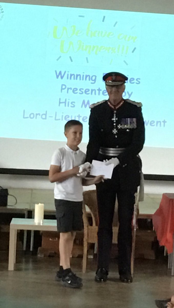 On Friday we had a special visit from Councillors and the Lord Lieutenant of Gwent who presented certificates to the winners of the Rogerstone Community Council competition. Da iawn everyone! 👏 #togetherwegrowandshine @jubileeparkPS @RogPrmSch @MP_Primary