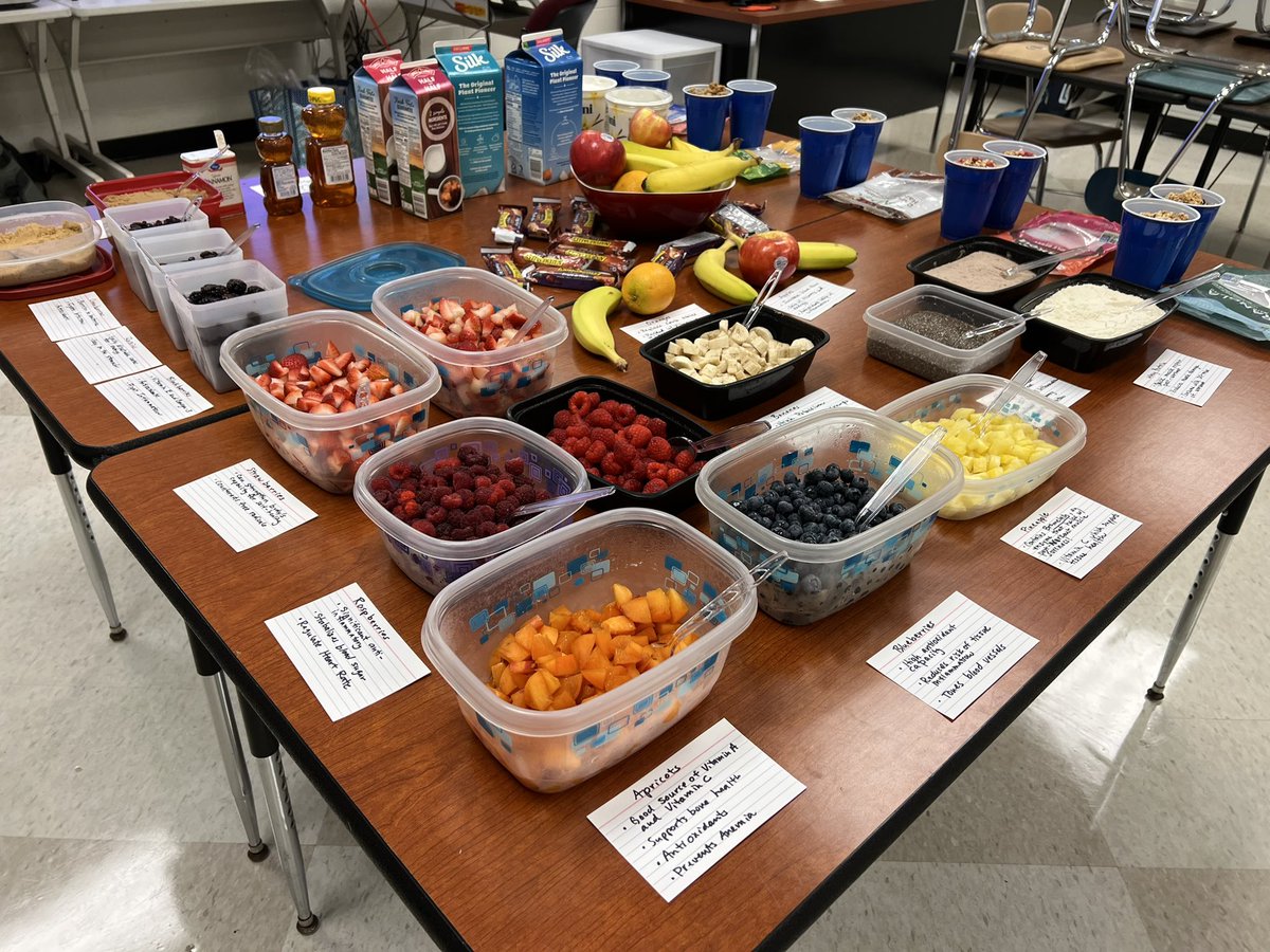 MereParmleyRD's tweet photo. So fun chatting nutrition fundamentals with @UXCBOYS after their time trial this morning. And coach providing an awesome recovery Greek yogurt and oatmeal bar! Looking forward to what they can do this season. 🙌 Proud Utica alum over here. https://t.co/eyLtc1iMGM
