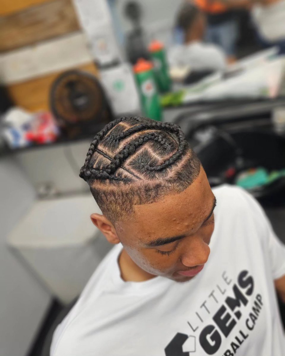 kayalaniz1002's tweet photo. Inspired design cornrows I did on this phenomenal man! @taylengreen17 #cornrows #inspireddesigns
#braids
#Boise
#state
#football
#boisestate https://t.co/RuxDhajWeZ