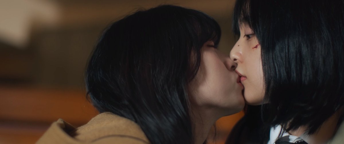 hubgirlslove's tweet photo. O curta #Silence estrelando #KimBora e #ShinSehwi foi exibido no 27th BiFan

A trama fala sobre uma garota abandonada em um convento que deseja ir embora. Ela conhece Jeongyeon, com quem tem algo a mais. Um dia elas acabam brigando e, no dia seguinte, Jeongyeon é encontrada morta https://t.co/G8ZVBsSAmD