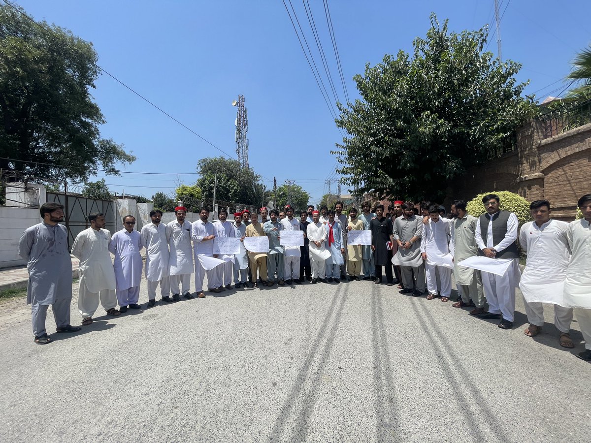 NomanSherpsf's tweet photo. مظاہرے میں پختون سٹوڈنٹس فیڈریشن کے مرکزی صدر ملک احتشام الحق، صوبائی جنرل سیکرٹری نعمان شیر، صوبائی الیکشن و آرگنائزنگ کمیٹی کے چیئرمین منصور زیب، جنرل سیکرٹری حسام شاہ یوسفزئی اور دیگر ذمہ داران اور کثیر تعداد میں کارکنان نے شرکت کی۔
#PSF | #HECAmendmentBillRejected https://t.co/6hdkY53deT