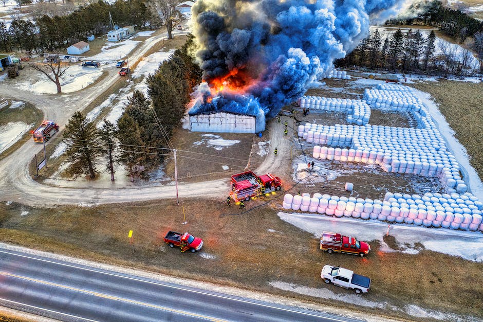 FarmMedicine's tweet photo. There have been several haybarn fires in the Upper Midwest region recently. While it has been dry, hay can store moisture, which can cause a chemical reaction that may ignite in high-temperature conditions.  #haybarn

For @NDSUExtension  prevention tips: https://t.co/RWwIhQIoKY https://t.co/QfCAVK7dBs