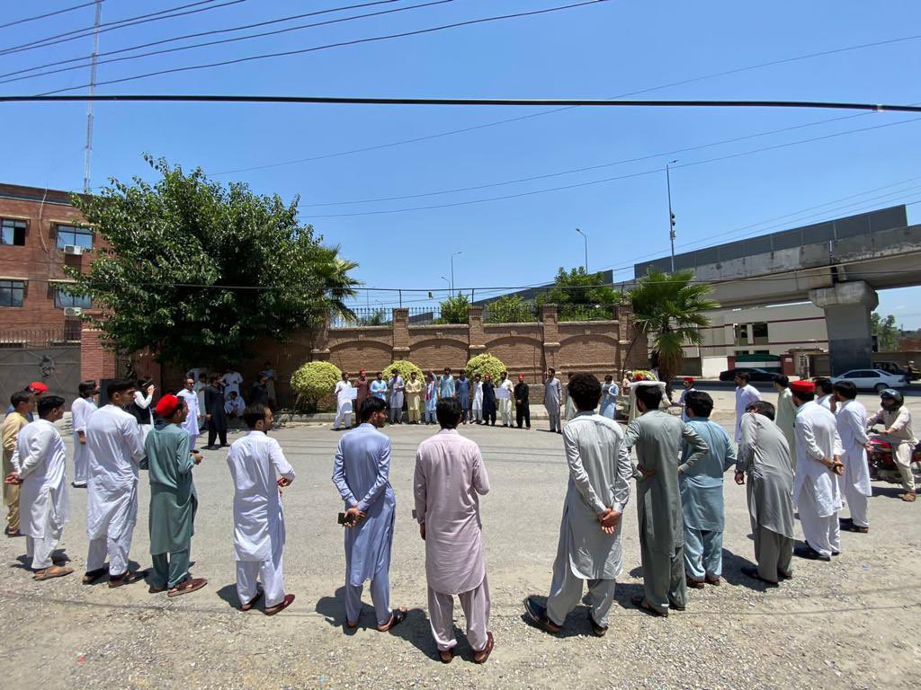 NomanSherpsf's tweet photo. پختون سٹوڈنٹس فیڈریشن خیبر پختونخوا کے زیر اہتمام پشاور پریس کلب کے سامنے ہائیر ایجوکیشن کمیشن ترمیمی بل 2023 کے خلاف احتجاجی مظاہرہ،
#PSF | #HECAmendmentBillRejected https://t.co/iHidfs9z6q