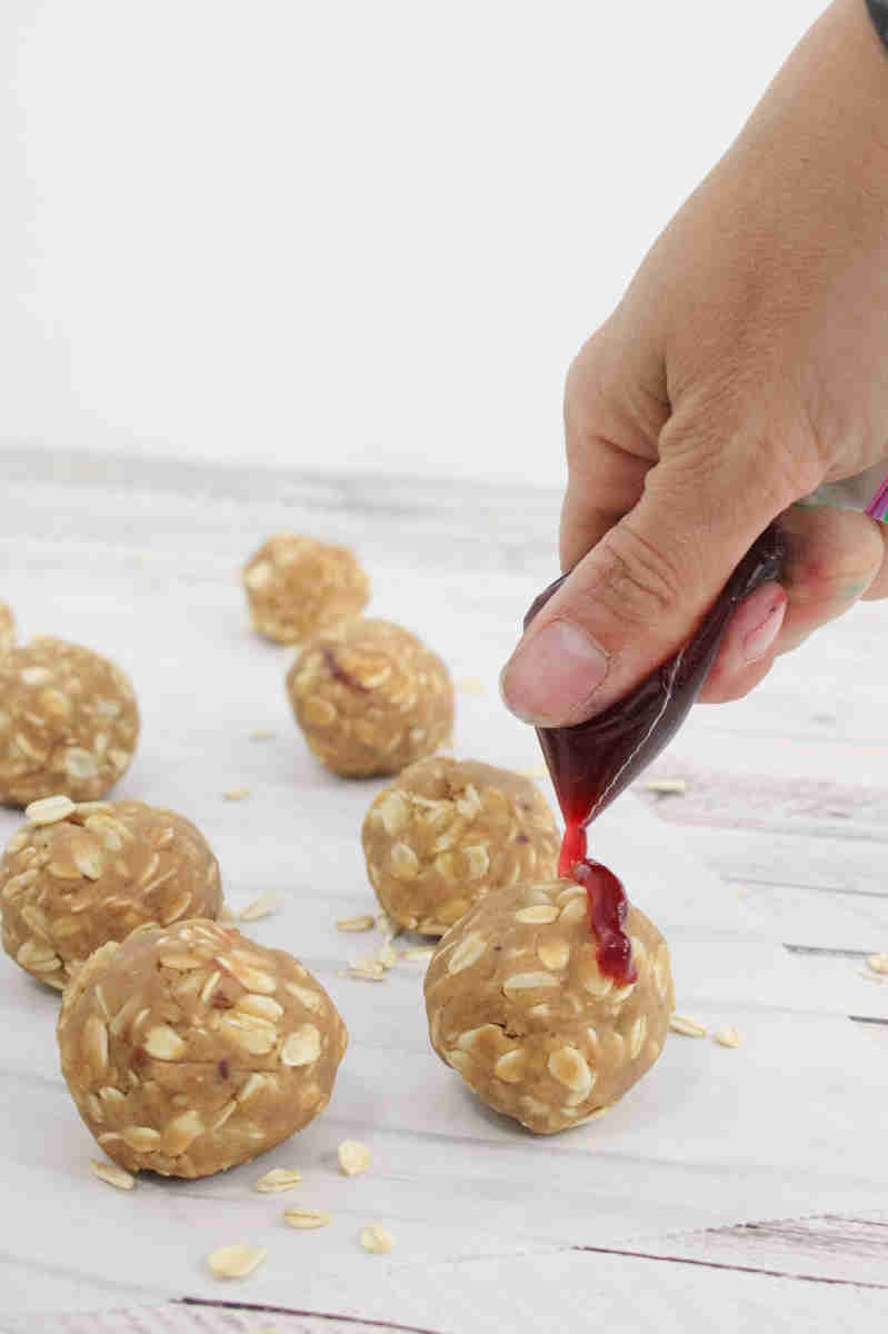 A classic flavor combo!

These peanut butter & jam protein balls are bite-sized perfection.

fitasamamabear.com/peanut-butter-…

#proteinballs #easysnack