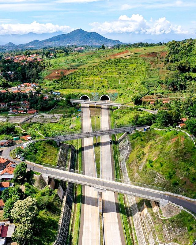 JhonSitorus_18's tweet photo. Hari ini Jokowi resmi membayar BUZZERNYA dengan kerja NYATA, TOL CISUMDAWU sepanjang 61,6 Km

Ini merupakan satu2nya jalan tol TWIN TUNNEL diindonesia dgn panjang 472 m, diameter 14 m

Bandung - Cirebon dulu 6 jam, sekarang cukup 1 jam 25 menit. Bandung-Kertajati 60 menit. https://t.co/6QurQkC1W0