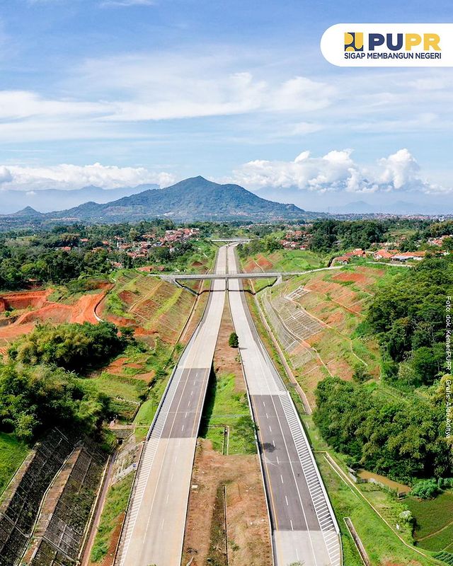 JhonSitorus_18's tweet photo. Hari ini Jokowi resmi membayar BUZZERNYA dengan kerja NYATA, TOL CISUMDAWU sepanjang 61,6 Km

Ini merupakan satu2nya jalan tol TWIN TUNNEL diindonesia dgn panjang 472 m, diameter 14 m

Bandung - Cirebon dulu 6 jam, sekarang cukup 1 jam 25 menit. Bandung-Kertajati 60 menit. https://t.co/6QurQkC1W0