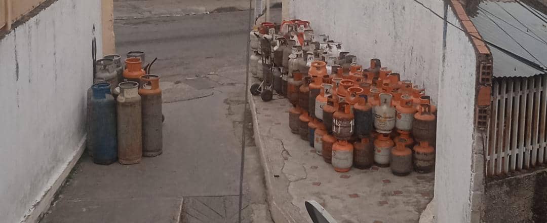 #11Junio se llevó a cabo despacho gas en parroquia San Bernardino, en el sector  Bambú y Alejandro 
Fueron distribuidos:
*Cilindros de 10 kg : 156
*Cilindros de 18 kg : 6
*Cilindros de 43 kg : 13
 Siendo atendidas un total de 160 familias 

 #CompromisoYTrabajo