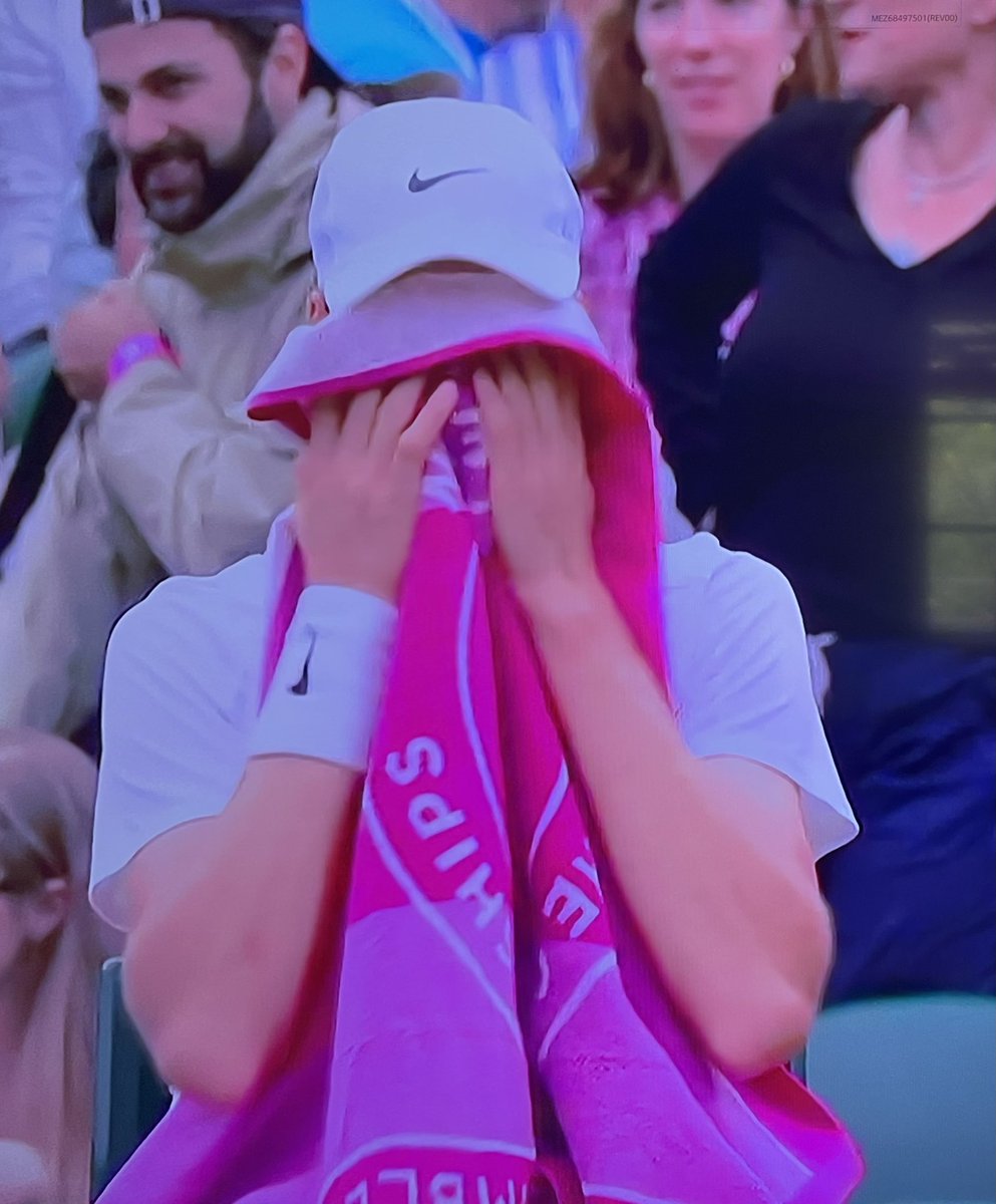 madnaluu's tweet photo. I want that towel so bad https://t.co/k9rkTaGoA7