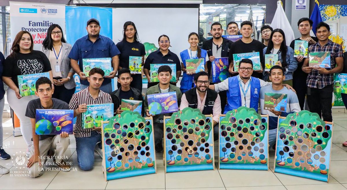 SecPrensaSV's tweet photo. #EntregaDeInsumos | “Esperamos que los juegos sean de provecho”, recalca la especialista de Proyectos y Estrategias Programáticas de Aldeas Infantiles SOS, Silvia Urbina, durante la entrega del material didáctico que ha sido creado en conjunto con los jóvenes. #SecretaríaDePrensa https://t.co/IwfgmWgknP