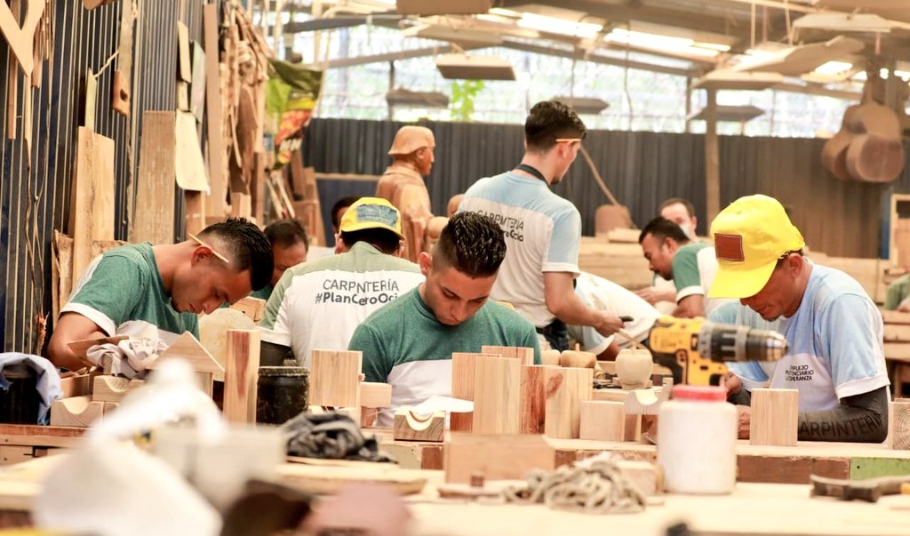 PenalesSV's tweet photo. Con el #PlanCeroOcio se siguen desarrollando al interior del Sistema Penitenciario, talleres y programas vocacionales que ayudan a privados de libertad en proceso de rehabilitación a mejorar sus capacidades en diferentes oficios. https://t.co/qbBaxwVWU3