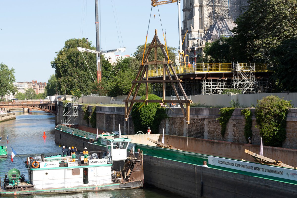 AgnesCPoirier's tweet photo. Oh the beauty of it. #NotreDame's roof trusses are arriving by barge on the Seine River.
(Pics David Bordes©Rebâtir Notre-Dame de Paris) https://t.co/4O5bOvA5Gv
