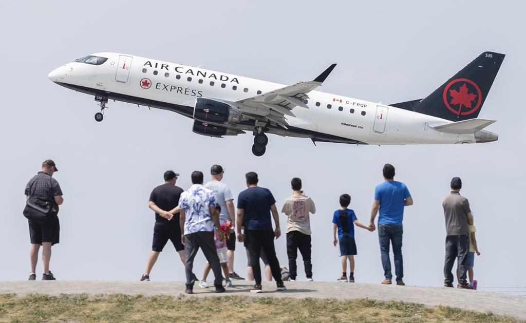 Protection des passagers aériens: consultations de 30 jours dès mardi #politique #federal #transport #passagersaeriens bit.ly/44BsJjp