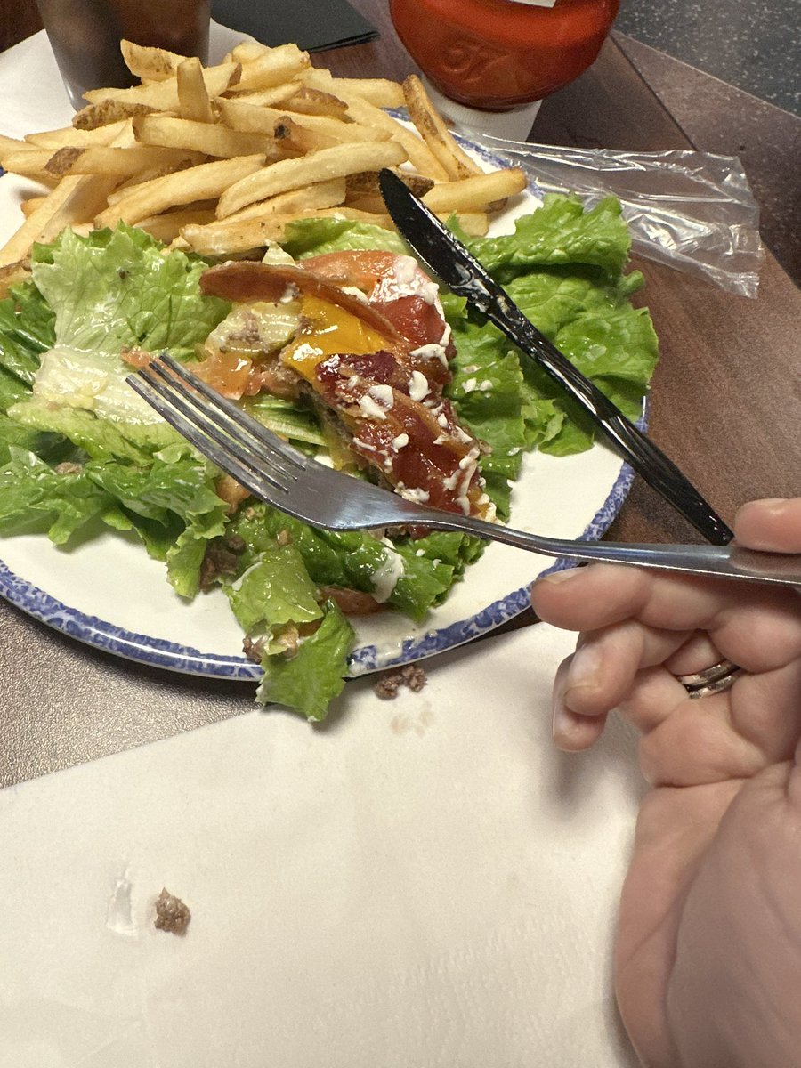 EE74628's tweet photo. @HobbyAirport $20 burger served with a bent fork and plastic knife… Long way from Pappadeaux my friends. https://t.co/ienFD1nqEP